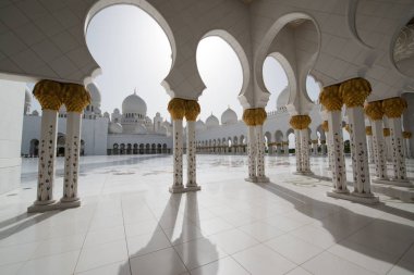 Abu Dabi, Birleşik Arap Emirlikleri - 15 Haziran 2014 - 15 Haziran 2014'te Abu Dabi'de Şeyh Zayed Ulu Camii. Birleşik Arap Emirlikleri'nin en büyük camisidir.