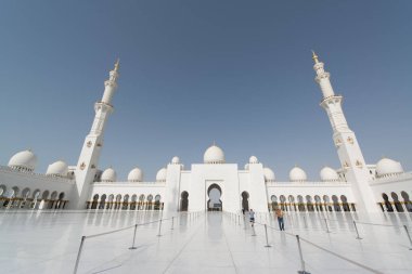 Abu Dabi, Birleşik Arap Emirlikleri - 15 Haziran 2014 - 15 Haziran 2014'te Abu Dabi'de Şeyh Zayed Ulu Camii. Birleşik Arap Emirlikleri'nin en büyük camisidir.