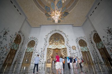 Abu Dabi, Birleşik Arap Emirlikleri - 15 Haziran 2014 - 15 Haziran 2014'te Abu Dabi'de Şeyh Zayed Ulu Camii. Birleşik Arap Emirlikleri'nin en büyük camisidir.