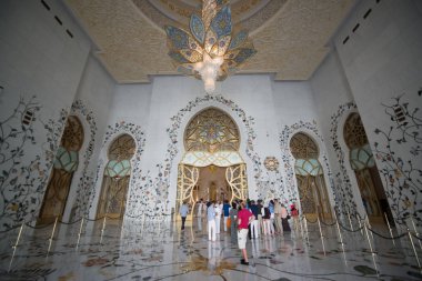 Abu Dabi, Birleşik Arap Emirlikleri - 15 Haziran 2014 - 15 Haziran 2014'te Abu Dabi'de Şeyh Zayed Ulu Camii. Birleşik Arap Emirlikleri'nin en büyük camisidir.