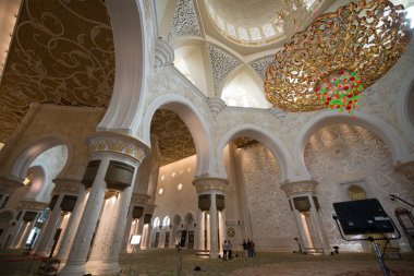Abu Dabi, Birleşik Arap Emirlikleri - 15 Haziran 2014 - 15 Haziran 2014'te Abu Dabi'de Şeyh Zayed Ulu Camii. Birleşik Arap Emirlikleri'nin en büyük camisidir.