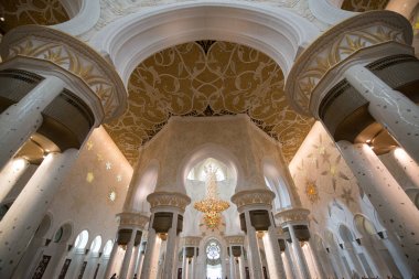 Abu Dabi, Birleşik Arap Emirlikleri - 15 Haziran 2014 - 15 Haziran 2014'te Abu Dabi'de Şeyh Zayed Ulu Camii. Birleşik Arap Emirlikleri'nin en büyük camisidir.