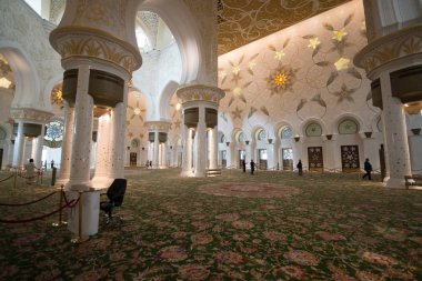 Abu Dabi, Birleşik Arap Emirlikleri - 15 Haziran 2014 - 15 Haziran 2014'te Abu Dabi'de Şeyh Zayed Ulu Camii. Birleşik Arap Emirlikleri'nin en büyük camisidir.