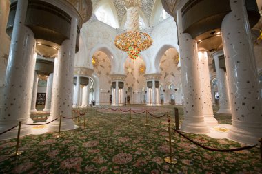 Abu Dabi, Birleşik Arap Emirlikleri - 15 Haziran 2014 - 15 Haziran 2014'te Abu Dabi'de Şeyh Zayed Ulu Camii. Birleşik Arap Emirlikleri'nin en büyük camisidir.