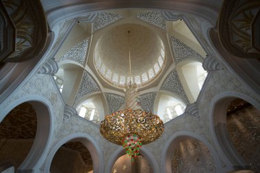 Abu Dabi, Birleşik Arap Emirlikleri - 15 Haziran 2014 - 15 Haziran 2014'te Abu Dabi'de Şeyh Zayed Ulu Camii. Birleşik Arap Emirlikleri'nin en büyük camisidir.