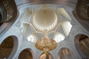 Abu Dabi, Birleşik Arap Emirlikleri - 15 Haziran 2014 - 15 Haziran 2014'te Abu Dabi'de Şeyh Zayed Ulu Camii. Birleşik Arap Emirlikleri'nin en büyük camisidir.