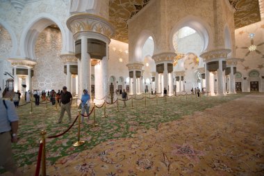 Abu Dabi, Birleşik Arap Emirlikleri - 15 Haziran 2014 - 15 Haziran 2014'te Abu Dabi'de Şeyh Zayed Ulu Camii. Birleşik Arap Emirlikleri'nin en büyük camisidir.