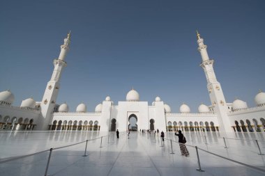 Abu Dabi, Birleşik Arap Emirlikleri - 15 Haziran 2014 - 15 Haziran 2014'te Abu Dabi'de Şeyh Zayed Ulu Camii. Birleşik Arap Emirlikleri'nin en büyük camisidir.