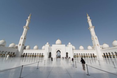 Abu Dabi, Birleşik Arap Emirlikleri - 15 Haziran 2014 - 15 Haziran 2014'te Abu Dabi'de Şeyh Zayed Ulu Camii. Birleşik Arap Emirlikleri'nin en büyük camisidir.