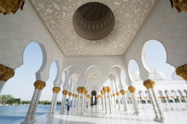 Abu Dabi, Birleşik Arap Emirlikleri - 15 Haziran 2014 - 15 Haziran 2014'te Abu Dabi'de Şeyh Zayed Ulu Camii. Birleşik Arap Emirlikleri'nin en büyük camisidir.