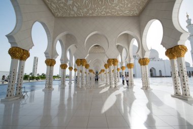 Abu Dabi, Birleşik Arap Emirlikleri - 15 Haziran 2014 - 15 Haziran 2014'te Abu Dabi'de Şeyh Zayed Ulu Camii. Birleşik Arap Emirlikleri'nin en büyük camisidir.