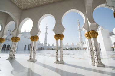Abu Dabi, Birleşik Arap Emirlikleri - 15 Haziran 2014 - 15 Haziran 2014'te Abu Dabi'de Şeyh Zayed Ulu Camii. Birleşik Arap Emirlikleri'nin en büyük camisidir.
