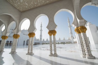 Abu Dabi, Birleşik Arap Emirlikleri - 15 Haziran 2014 - 15 Haziran 2014'te Abu Dabi'de Şeyh Zayed Ulu Camii. Birleşik Arap Emirlikleri'nin en büyük camisidir.