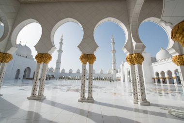 Abu Dabi, Birleşik Arap Emirlikleri - 15 Haziran 2014 - 15 Haziran 2014'te Abu Dabi'de Şeyh Zayed Ulu Camii. Birleşik Arap Emirlikleri'nin en büyük camisidir.