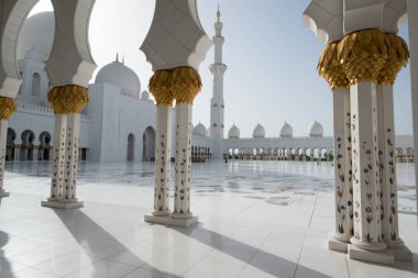Abu Dabi, Birleşik Arap Emirlikleri - 15 Haziran 2014 - 15 Haziran 2014'te Abu Dabi'de Şeyh Zayed Ulu Camii. Birleşik Arap Emirlikleri'nin en büyük camisidir.