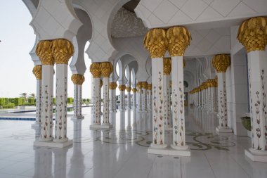 Abu Dabi, Birleşik Arap Emirlikleri - 15 Haziran 2014 - 15 Haziran 2014'te Abu Dabi'de Şeyh Zayed Ulu Camii. Birleşik Arap Emirlikleri'nin en büyük camisidir.