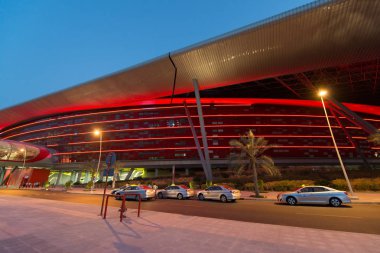 Abu Dabi-16 Haziran 2014-Dubai şehir merkezi gece sahnesi binalar, arabalar ve parlayan ışıklar ile, UAE  