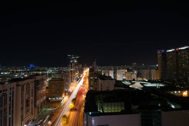 Abu Dabi-16 Haziran 2014-Dubai şehir merkezi gece sahnesi binalar, arabalar ve parlayan ışıklar ile, UAE  