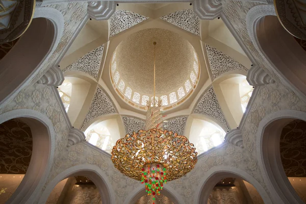 Abu Dabi, Birleşik Arap Emirlikleri - 15 Haziran 2014 - 15 Haziran 2014'te Abu Dabi'de Şeyh Zayed Ulu Camii. Birleşik Arap Emirlikleri'nin en büyük camisidir.