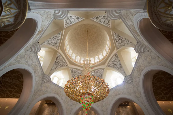 Abu Dabi, Birleşik Arap Emirlikleri - 15 Haziran 2014 - 15 Haziran 2014'te Abu Dabi'de Şeyh Zayed Ulu Camii. Birleşik Arap Emirlikleri'nin en büyük camisidir.