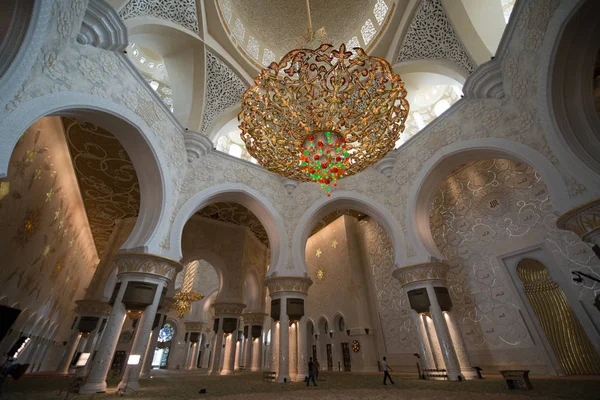 Abu Dabi, Birleşik Arap Emirlikleri - 15 Haziran 2014 - 15 Haziran 2014'te Abu Dabi'de Şeyh Zayed Ulu Camii. Birleşik Arap Emirlikleri'nin en büyük camisidir.