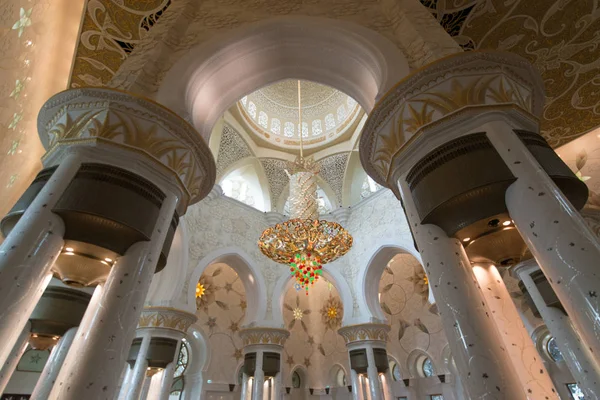 Abu Dabi, Birleşik Arap Emirlikleri - 15 Haziran 2014 - 15 Haziran 2014'te Abu Dabi'de Şeyh Zayed Ulu Camii. Birleşik Arap Emirlikleri'nin en büyük camisidir.