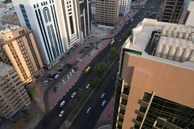 Binalar, yol ve araba ile şehir şehir Abu Dabi, Bae