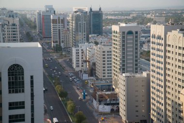 Binalar, yol ve araba ile şehir şehir Abu Dabi, Bae