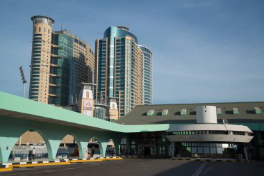 Abu Dabi, Bae'de Shining Towers binası