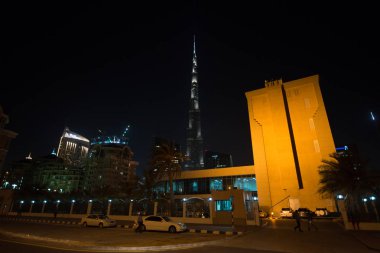 Abu Dabi-16 Haziran 2014-Dubai şehir merkezi gece sahnesi binalar, arabalar ve parlayan ışıklar ile, UAE  