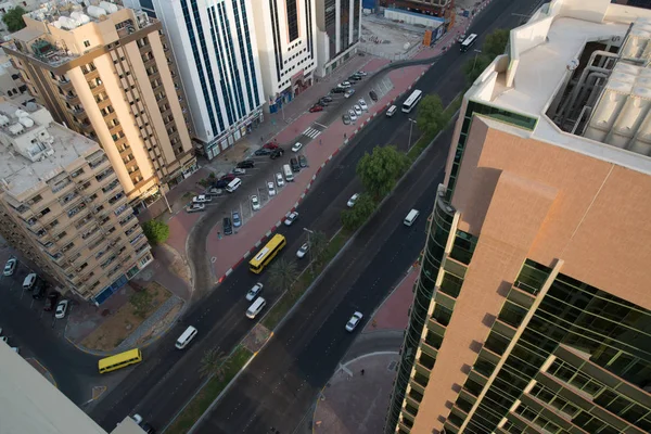アブダビ アラブ首長国連邦の建物 車のある都市のダウンタウン — ストック写真