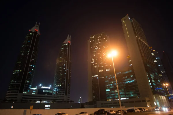Dubai Escena Nocturna Del Centro Con Edificios Coches Luces Brillantes —  Fotos de Stock