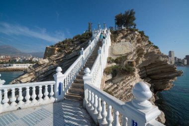 Benidorm, Ispanya, Eylül 2018: Benidorm Ispanya 'da Balcon del Mediterraneo 'ya yürüyen turistler
