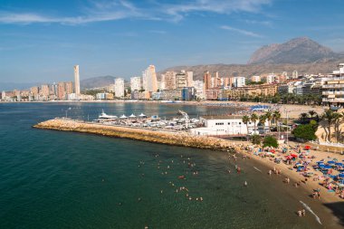 Benidorm, Ispanya, 2018 Eylül: Benidorm, Ispanya 'daki sahilde Insanlar