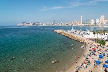 Benidorm, Ispanya, 2018 Eylül: Benidorm, Ispanya 'daki sahilde Insanlar