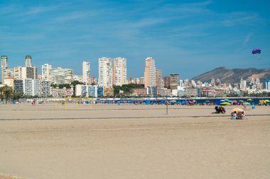 Benidorm, Ispanya, 2018 Eylül: Benidorm, Ispanya 'daki sahilde Insanlar