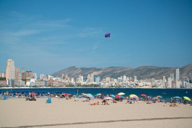 Benidorm, Ispanya, 2018 Eylül: Benidorm, Ispanya 'daki sahilde Insanlar