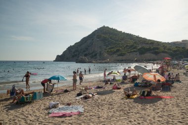 Benidorm, Ispanya, 2018 Eylül: Benidorm, Ispanya 'daki sahilde Insanlar