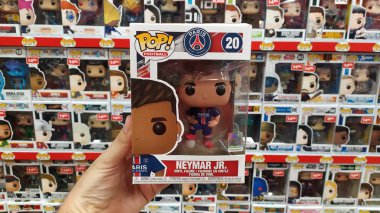 Bratislava, Slovakya, 13 Ağustos 2019: Funko Pop! kulüp Paris Saint Germain gelen futbolcu oyuncak modeli - Neymar da Silva Santos Junior Merchandise mağaza