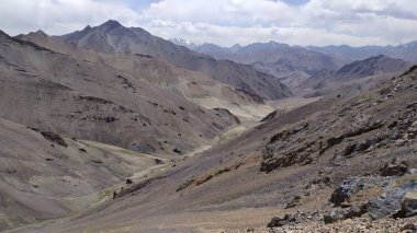 Sejiç Pamir otoyolunda Madiyan'a geçen Gumbezkul üzerinden Pshart vadisinden trekking