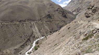 Wakhan Nehri'nin arkasındaki Afganistan'daki Wakhan Koridoru'na bakın. Tacikistan tarafında Pamir karayolu alınan.