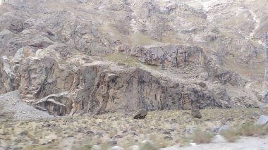 Wakhan Nehri'nin arkasındaki Afganistan'daki Wakhan Koridoru'na bakın. Tacikistan tarafında Pamir karayolu alınan.