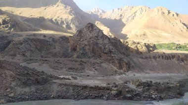 Wakhan Nehri'nin arkasındaki Afganistan'daki Wakhan Koridoru'na bakın. Tacikistan tarafında Pamir karayolu alınan.