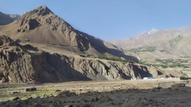 Wakhan Nehri'nin arkasındaki Afganistan'daki Wakhan Koridoru'na bakın. Tacikistan tarafında Pamir karayolu alınan.
