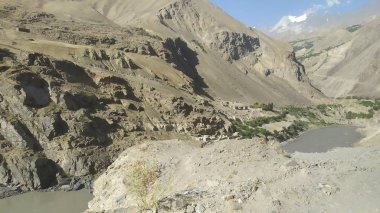 Wakhan Nehri'nin arkasındaki Afganistan'daki Wakhan Koridoru'na bakın. Tacikistan tarafında Pamir karayolu alınan.