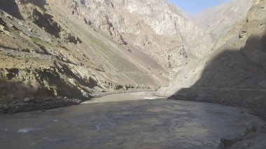 Wakhan Nehri'nin arkasındaki Afganistan'daki Wakhan Koridoru'na bakın. Tacikistan tarafında Pamir karayolu alınan.