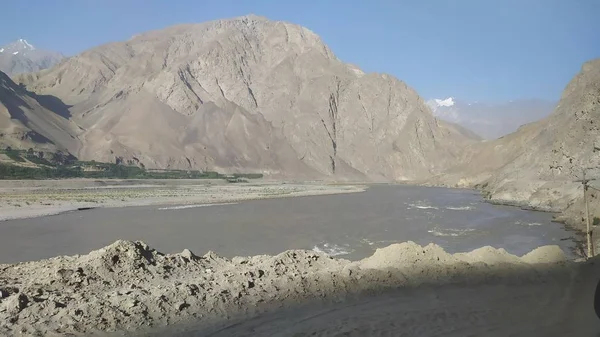 ワハン川の後ろのアフガニスタンのワハン回廊の眺め タジキスタン側のパミール高速道路から撮影 — ストック写真