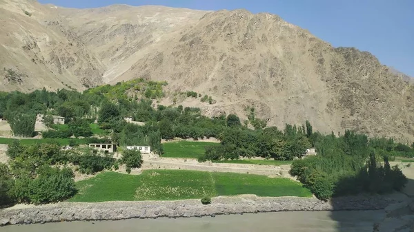 ワハン川の後ろのアフガニスタンのワハン回廊の眺め タジキスタン側のパミール高速道路から撮影 — ストック写真