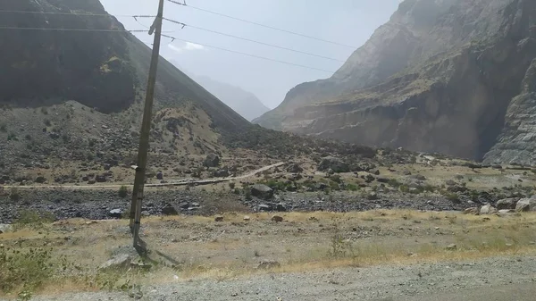 在瓦坎河后面的阿富汗瓦汉走廊上观看 取自塔吉克斯坦一侧的帕米尔公路 — 图库照片