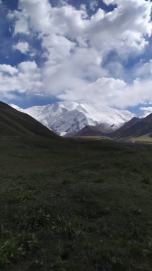 Wakhan Nehri'nin arkasındaki Afganistan'daki Wakhan Koridoru'na bakın. Tacikistan tarafında Pamir karayolu alınan